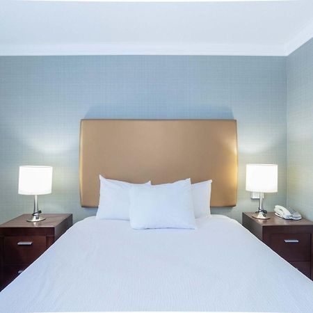 Sandman Hotel Vernon Bagian luar foto
