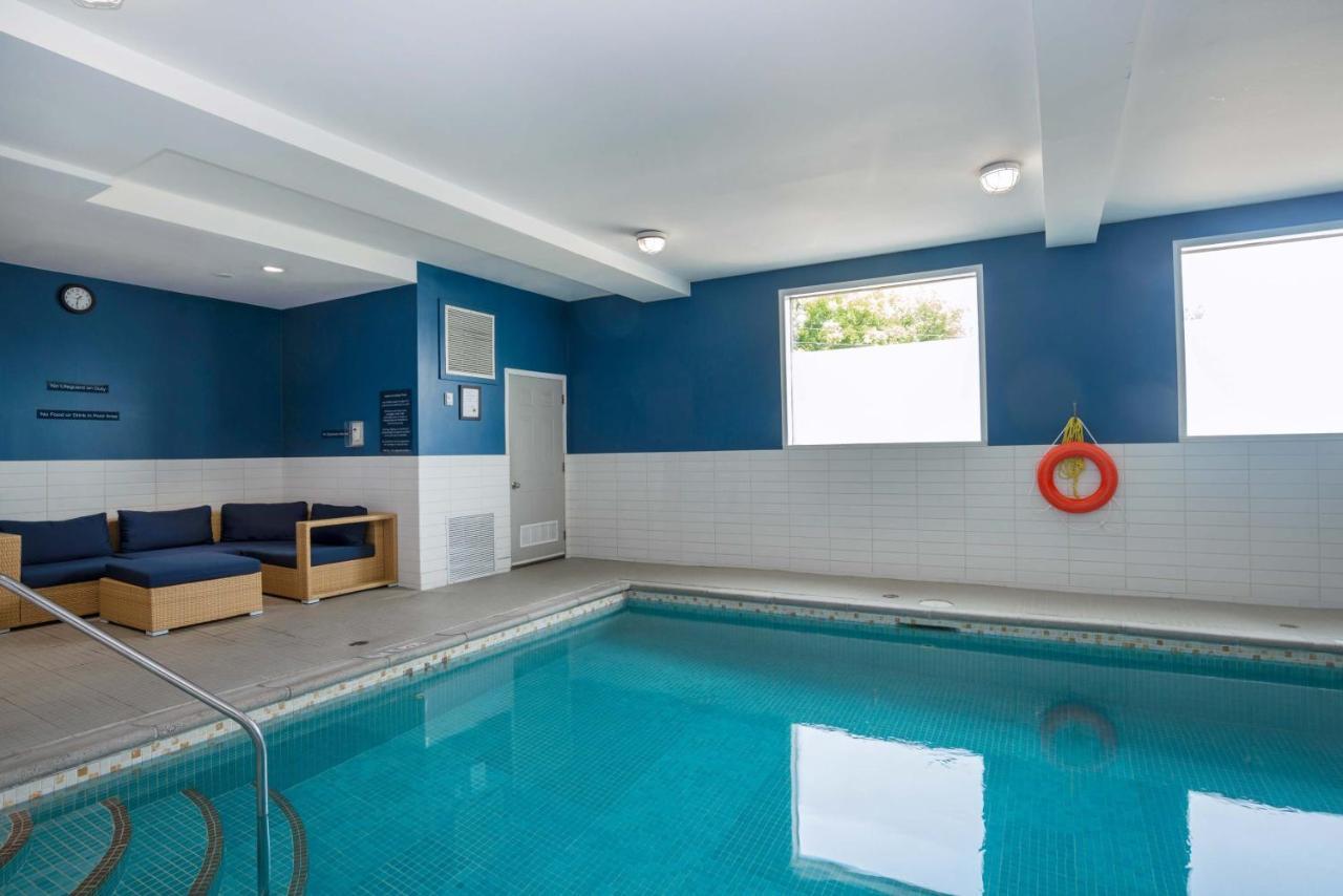 Sandman Hotel Vernon Bagian luar foto