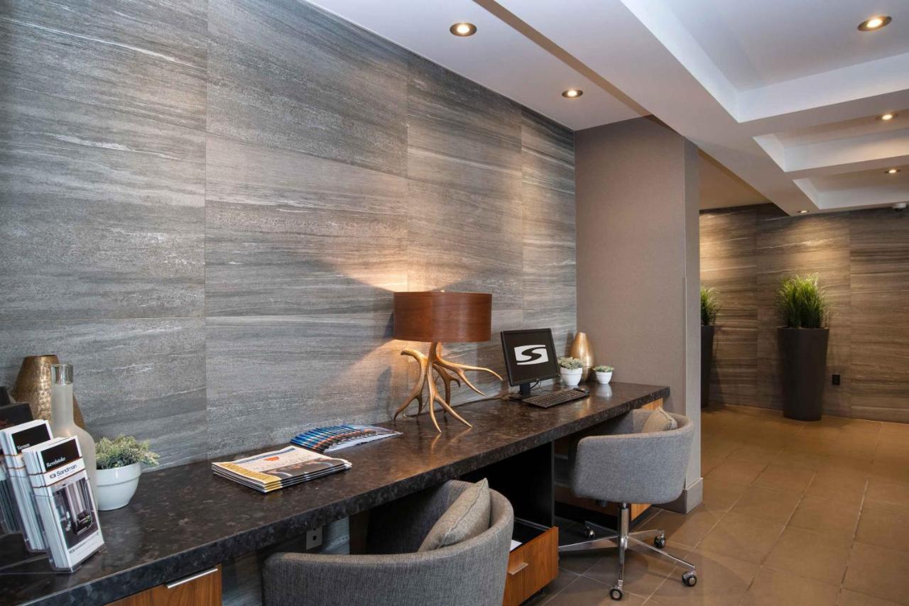 Sandman Hotel Vernon Bagian luar foto