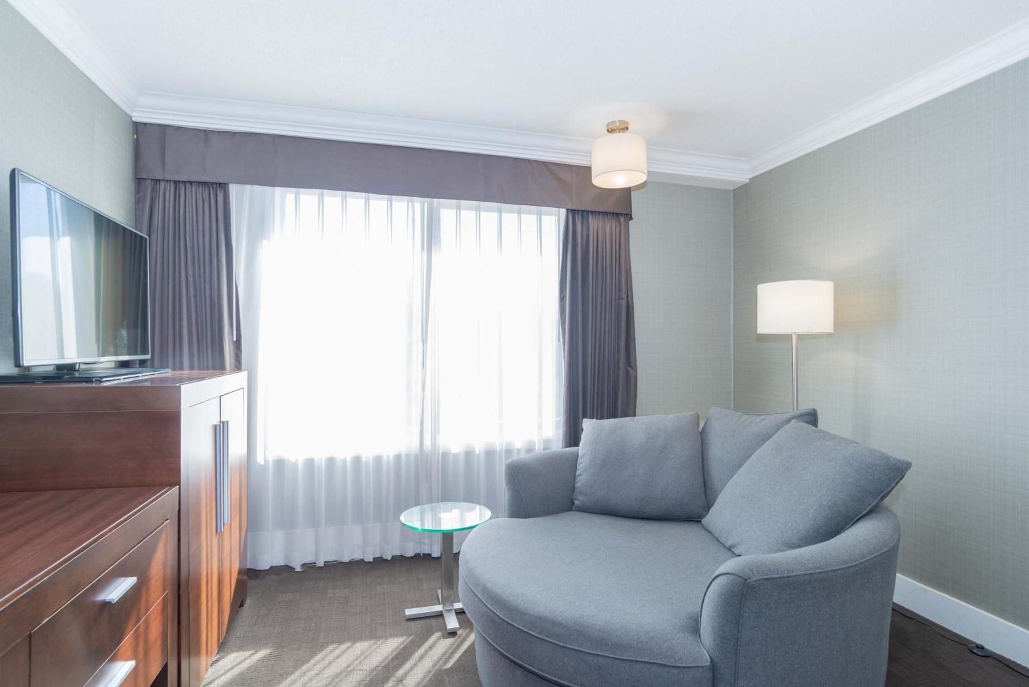 Sandman Hotel Vernon Bagian luar foto