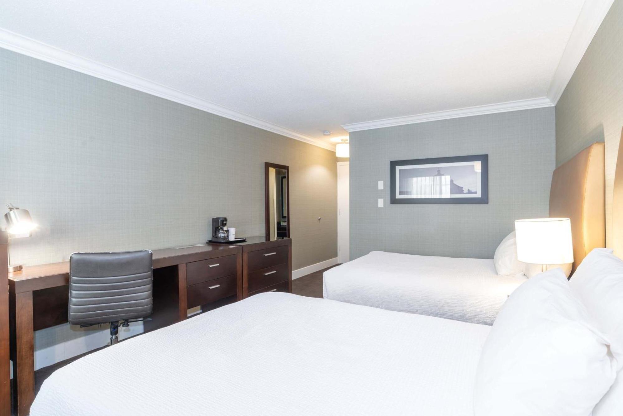 Sandman Hotel Vernon Bagian luar foto