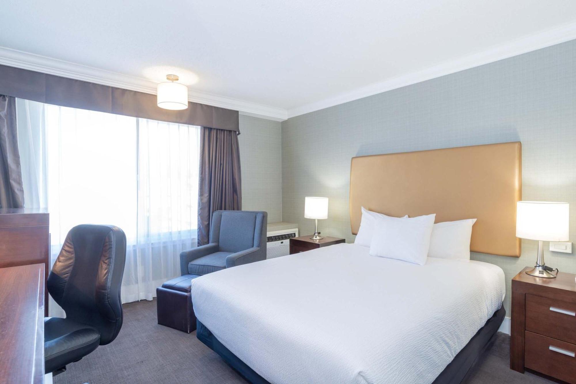 Sandman Hotel Vernon Bagian luar foto