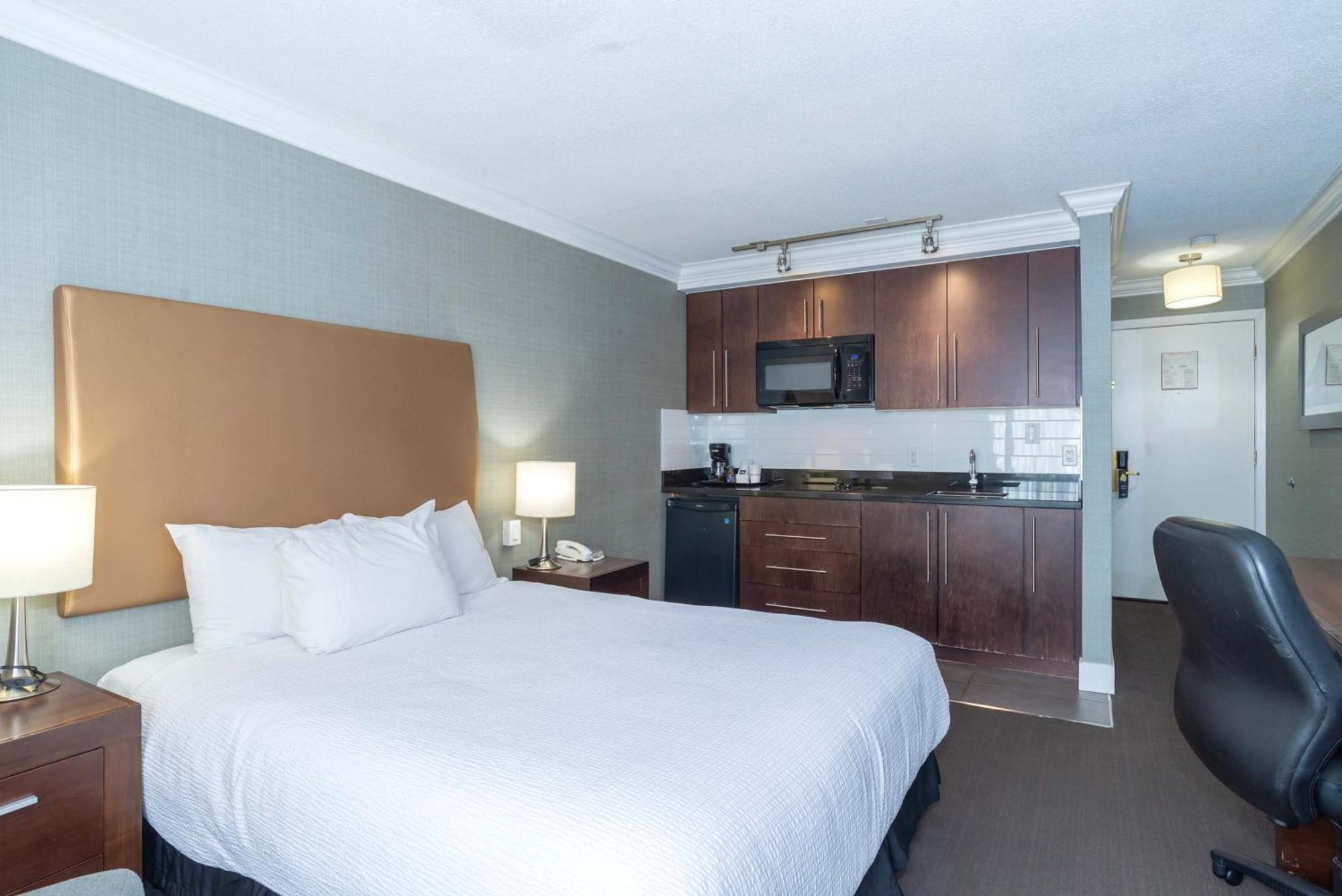 Sandman Hotel Vernon Bagian luar foto