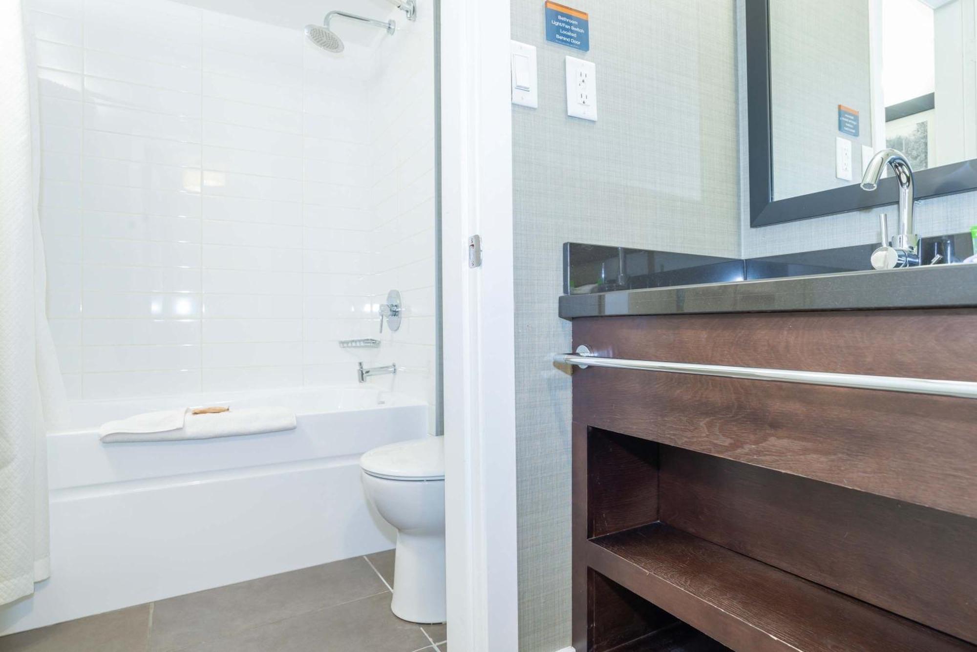 Sandman Hotel Vernon Bagian luar foto