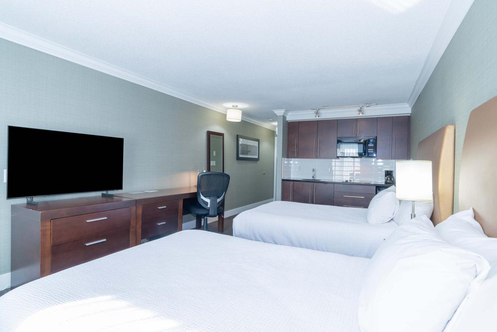 Sandman Hotel Vernon Bagian luar foto