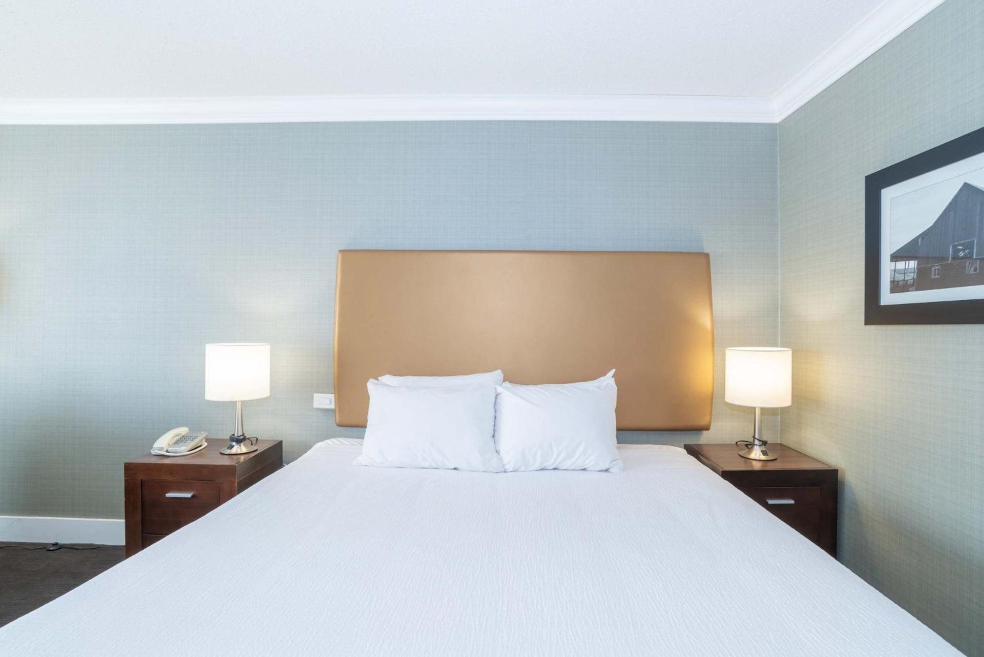 Sandman Hotel Vernon Bagian luar foto