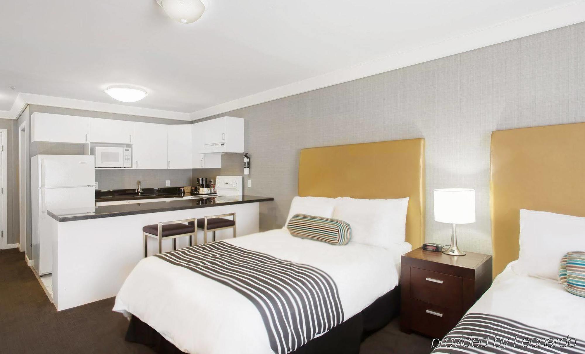 Sandman Hotel Vernon Bagian luar foto