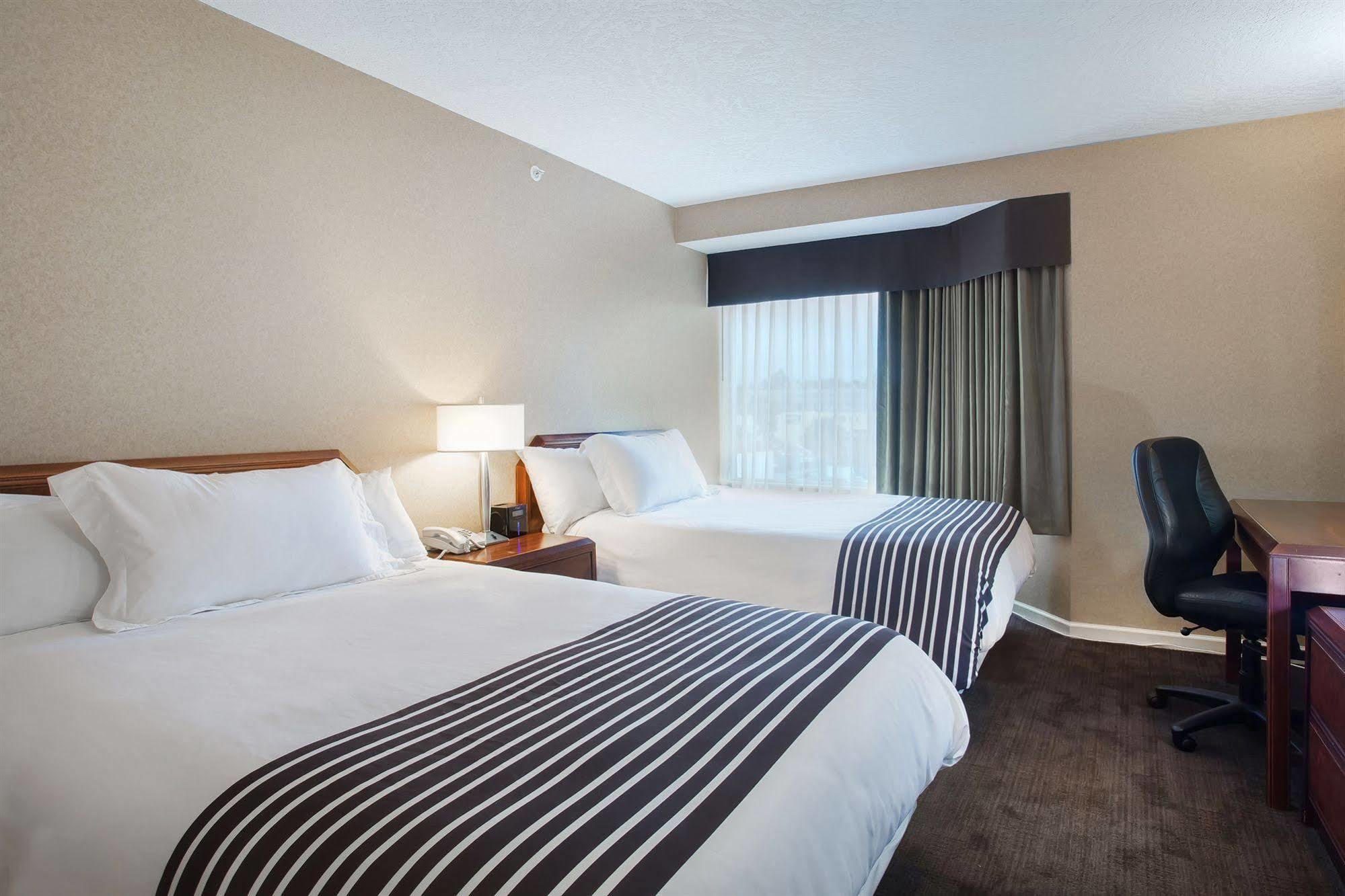 Sandman Hotel Vernon Bagian luar foto