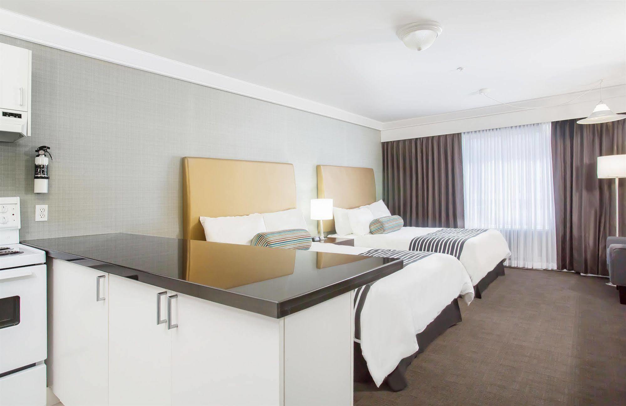 Sandman Hotel Vernon Bagian luar foto