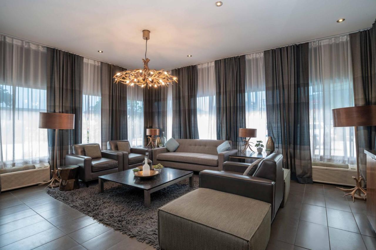 Sandman Hotel Vernon Bagian luar foto