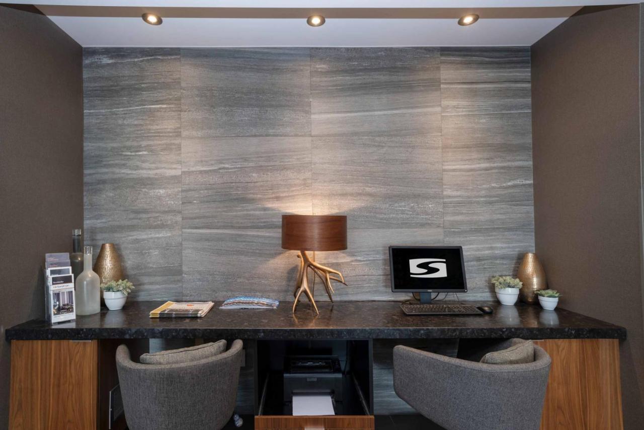 Sandman Hotel Vernon Bagian luar foto